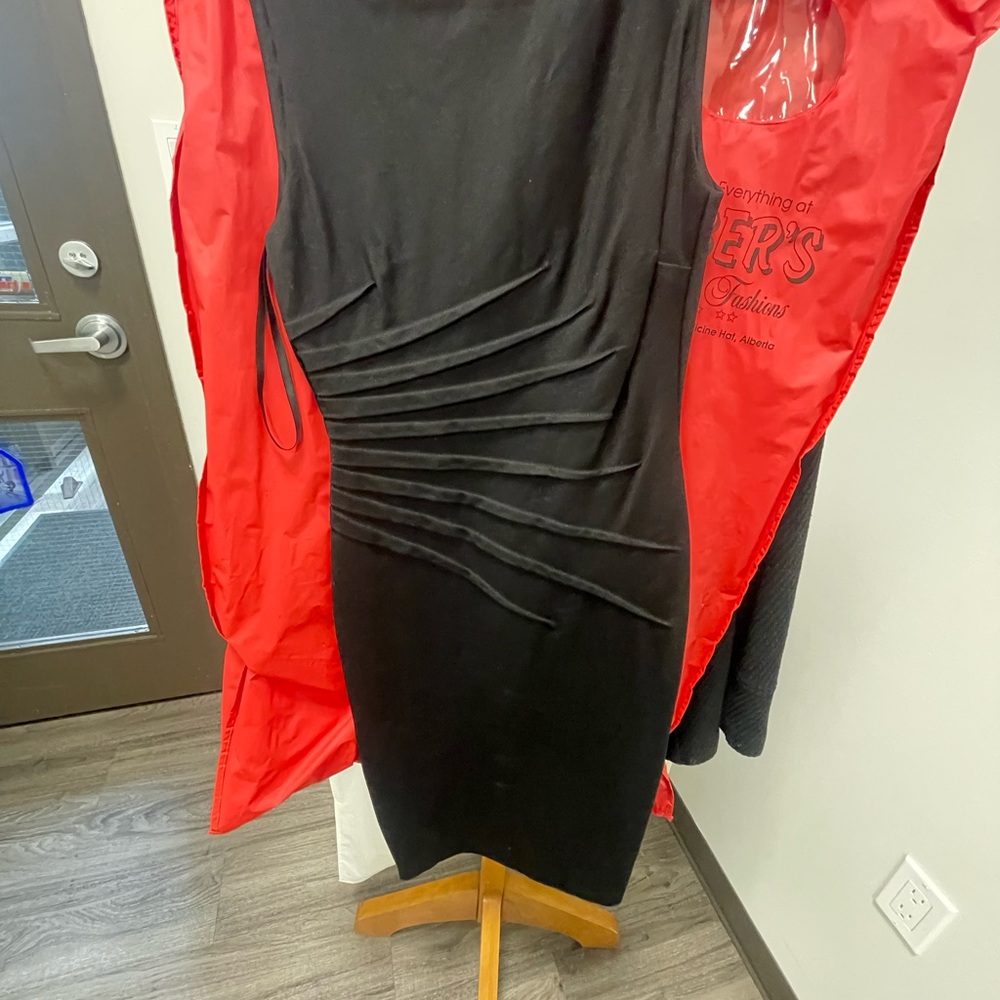 Chic Black Sleeveless Dress